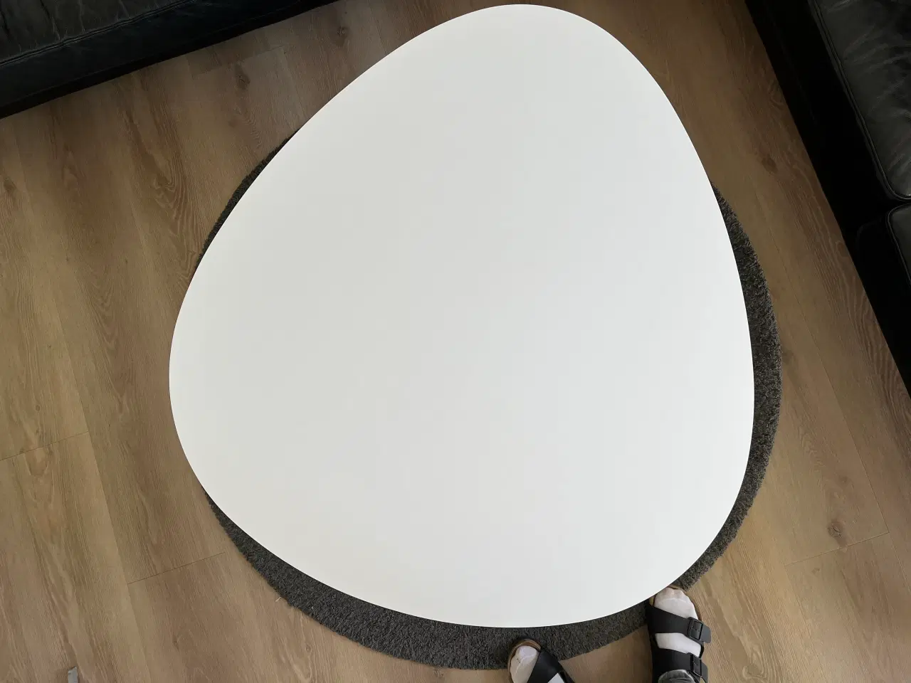 Billede 3 - Sofabord i massiv hvid laminat med sort kant.