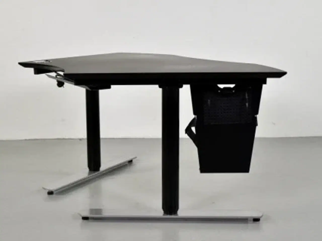 Billede 3 - Hæve-/sænkebord med sort linoleumsplade og sort og grå stel