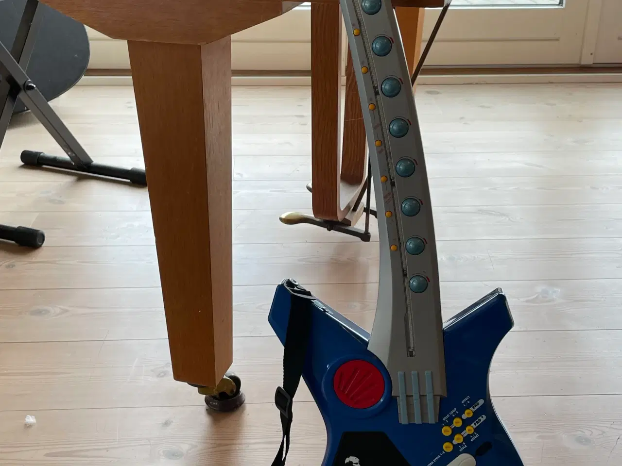 Billede 1 - E. Guitar elguitar 2-8 år