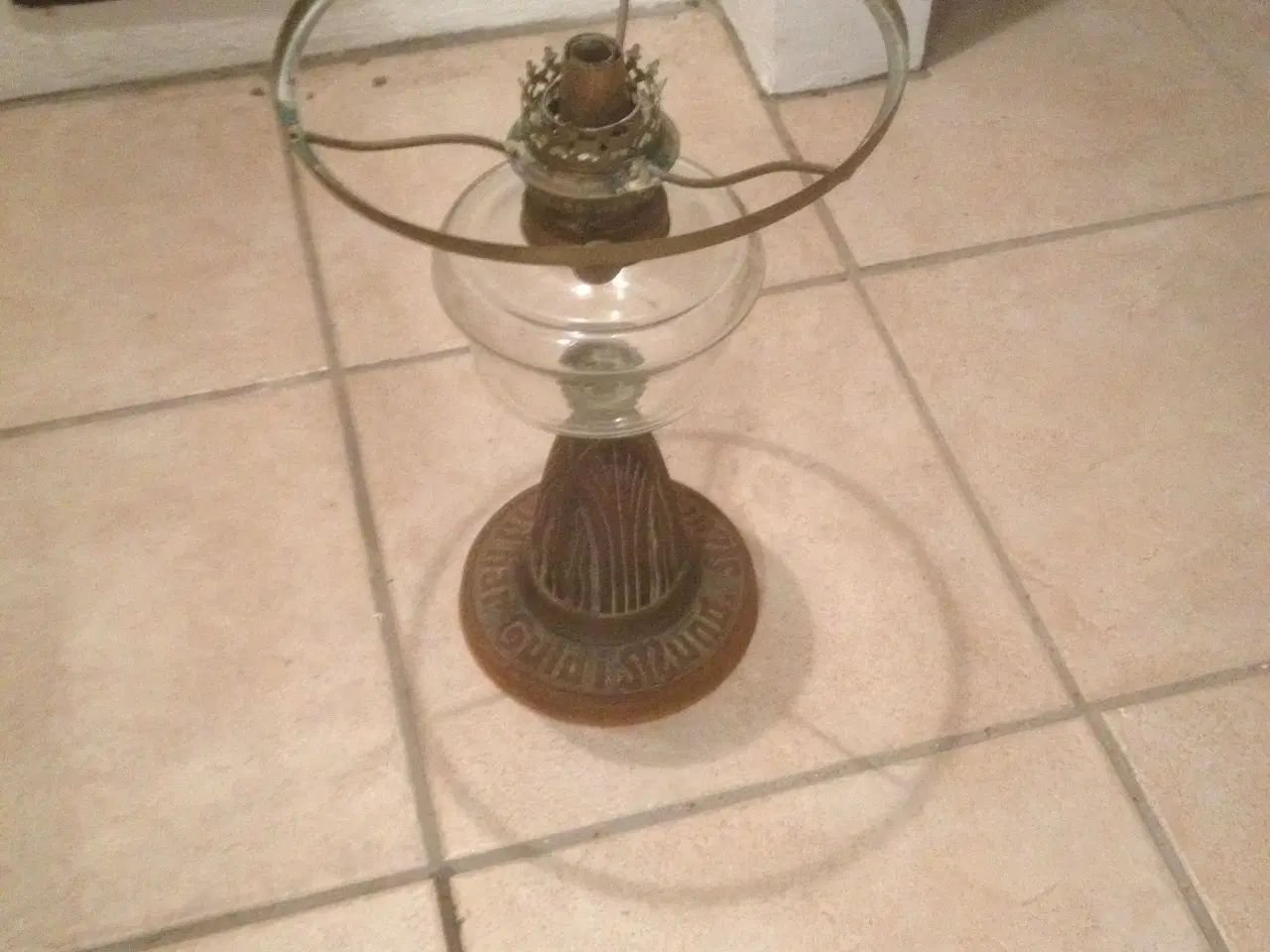 Billede 2 - Antik lampe m. hvid glasskærm 