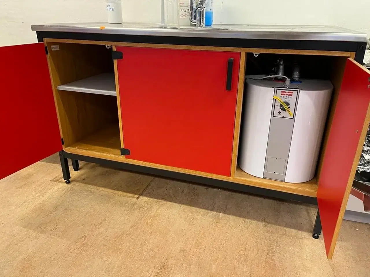 Billede 6 - Skab med vask og varmevands beholder og stålplade, samt afsætnings bord