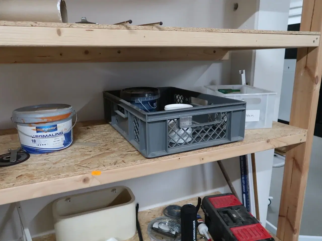 Billede 4 - Reol med div. Værktøj og varelager