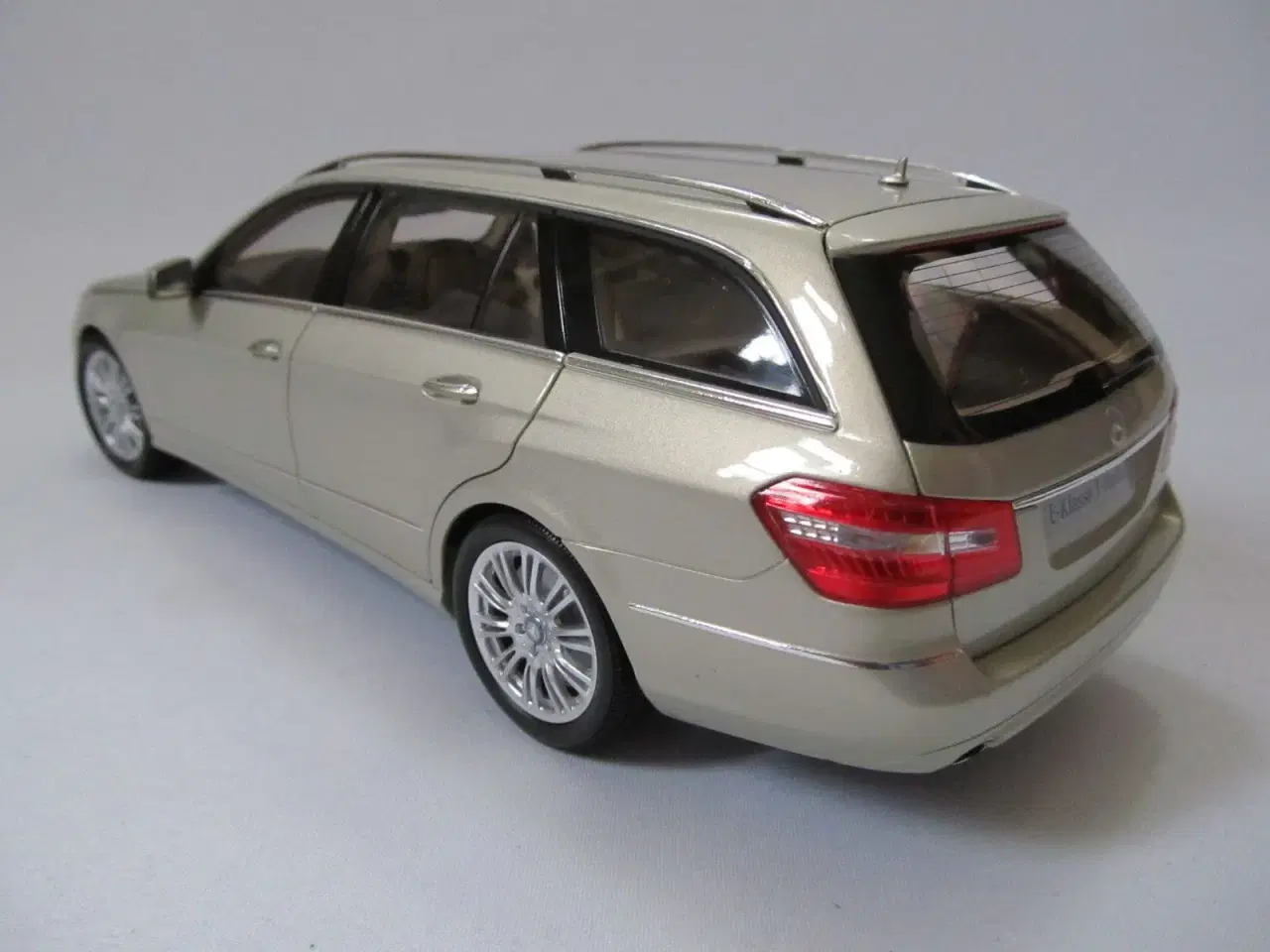 Billede 2 - 2009 Mercedes E-Klasse T-Model 1:18 