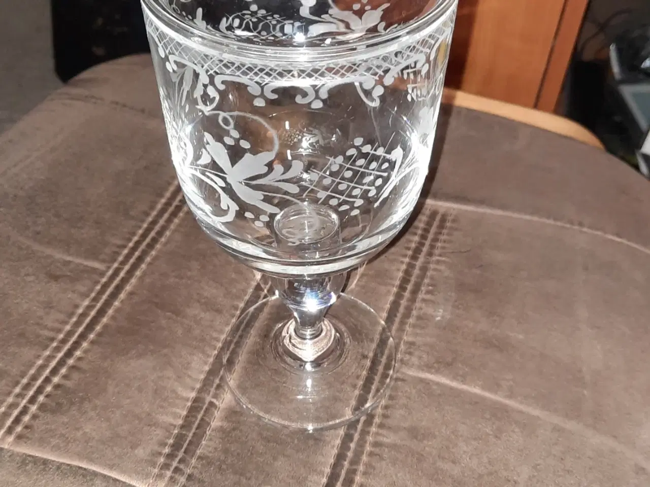 Billede 2 - Højt smukt dekoreret glas medlåg