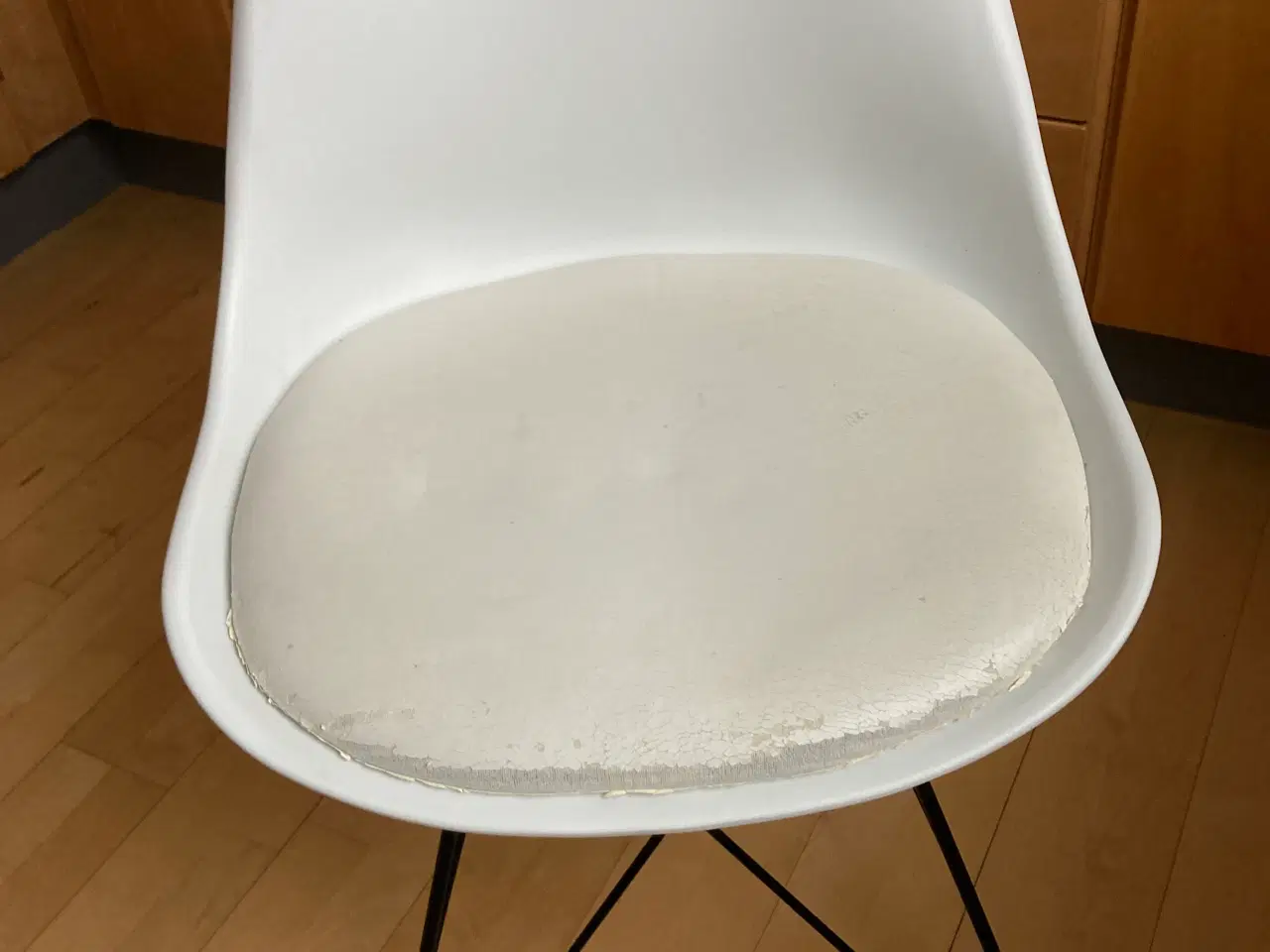 Billede 3 - Hvide stole m/sorte stålben