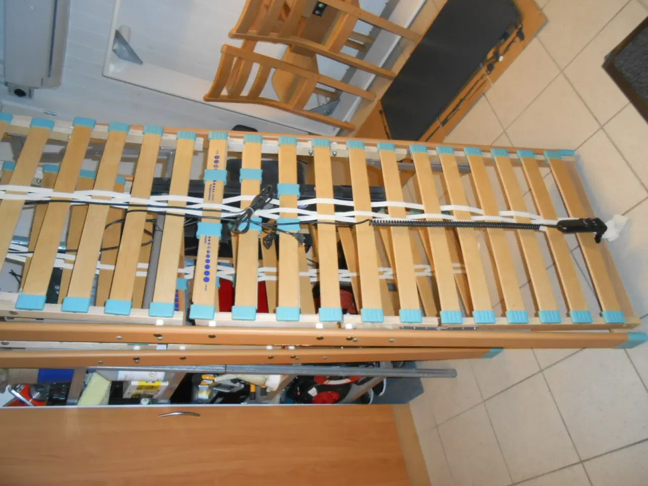 Billede 3 - Flot hvid seng 140x200. med elevationsbund .