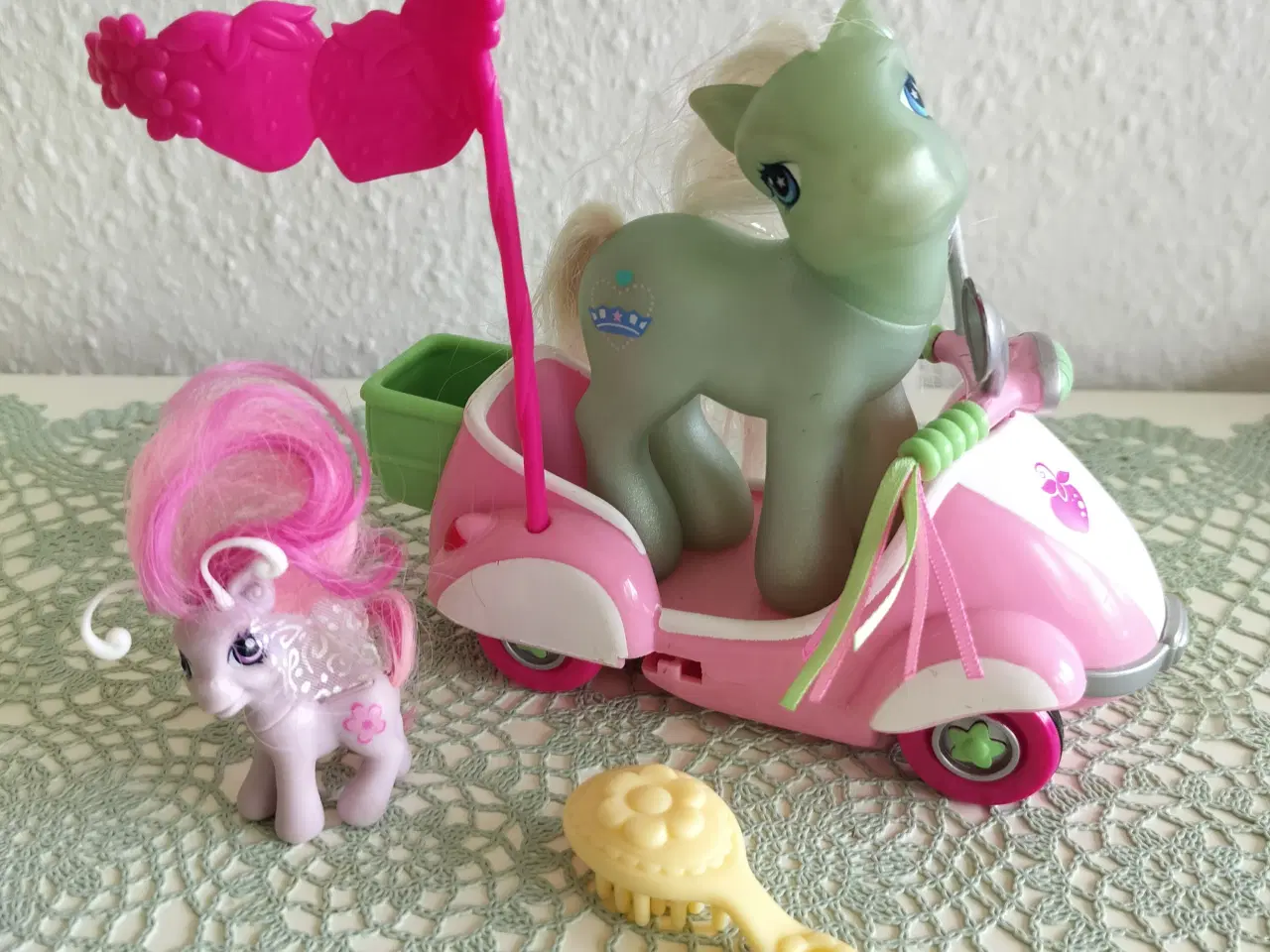 Billede 1 - My Little Pony G3 - Pony m/scooter (jordbærflag)