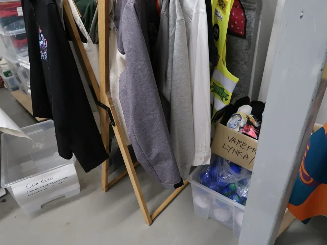 Billede 17 - Stole, borde, tøjstativer med div. Tøj m.m.