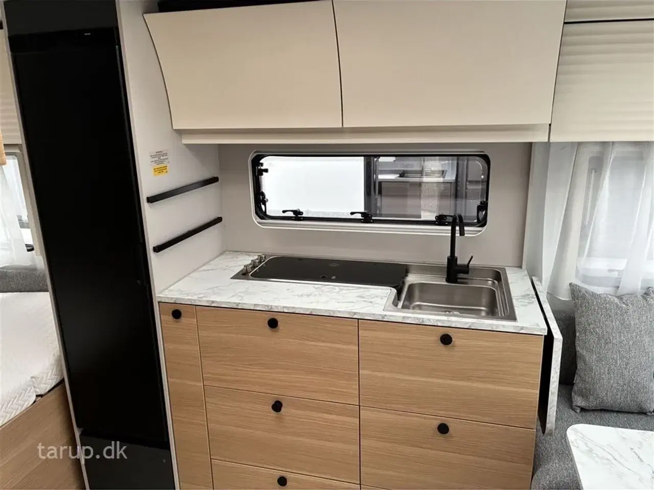 Billede 13 - 2026 - Adria Adora 522 UP   Dobbeltsengsvogn, rundsiddegruppe, el-gulv-varme, stort 142L KOMPRESSOR køleskab, TV-holder, stabilisator, Adria Smartbox, glasfibertag