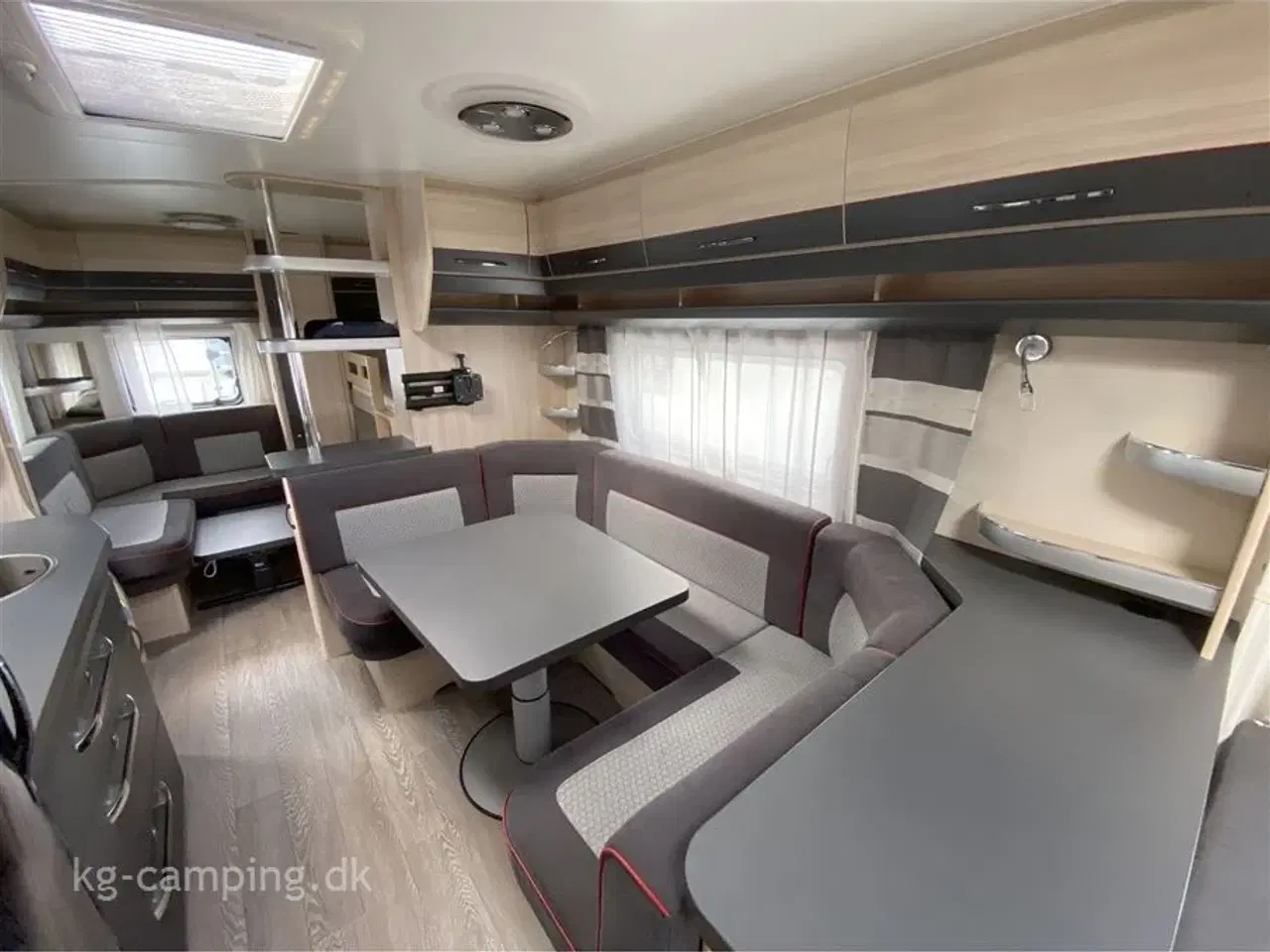 Billede 15 - 2020 - Hobby De Luxe Edition 650 KMFe   Velholdt køjevogn til den store familie