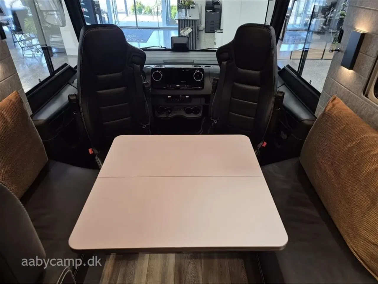 Billede 11 - 2025 - Niesmann+Bischoff Arto 78   solceller. 3x150 Ah lithium batterier. 3000w inverter. Elektrisk markise. Udv. gas/vand. Helårsdæk. 2x TV. Duo control. luft undervogn. Hydrauliske støtteben.