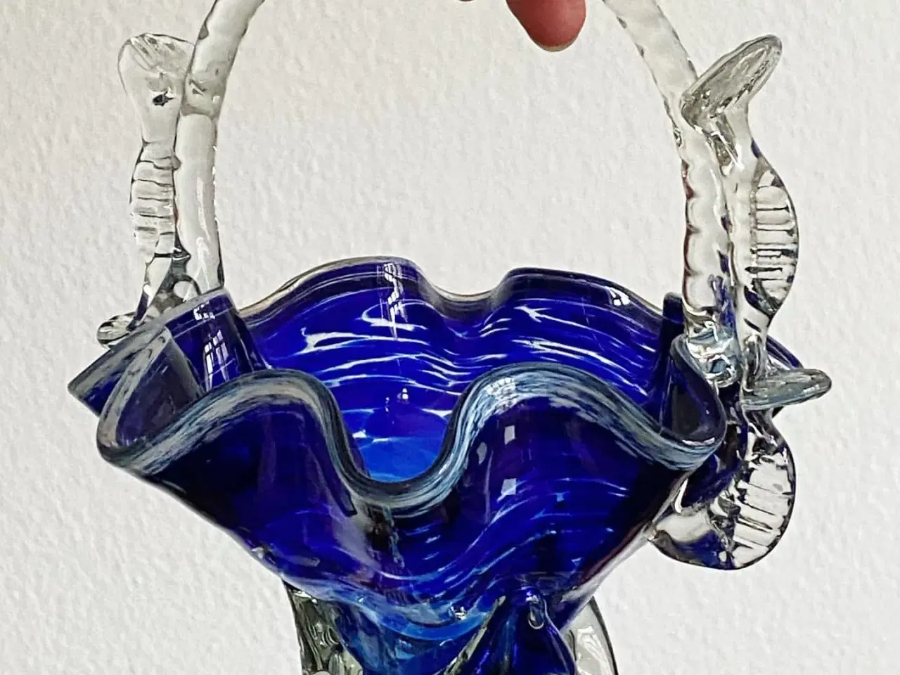 Billede 8 - Blå glaskurv m klar hank og hvid kant