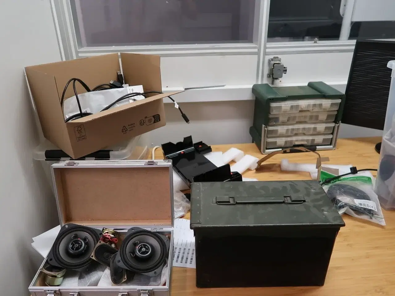 Billede 15 - Div. Elektronik, højtalere, skrivebord, merchandise m.m.