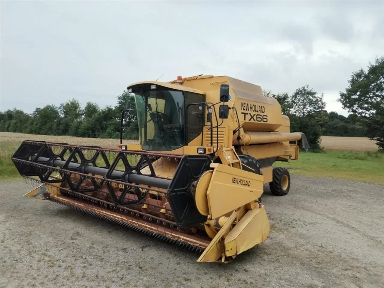 Billede 2 - New Holland TX 66 SLH årg. 1996, 3258 høsttimer og 4333 motortimer, selvoprettende soldkasse, 20 fods bord, stor tankoverbygning, maskinen er løbende serviceret