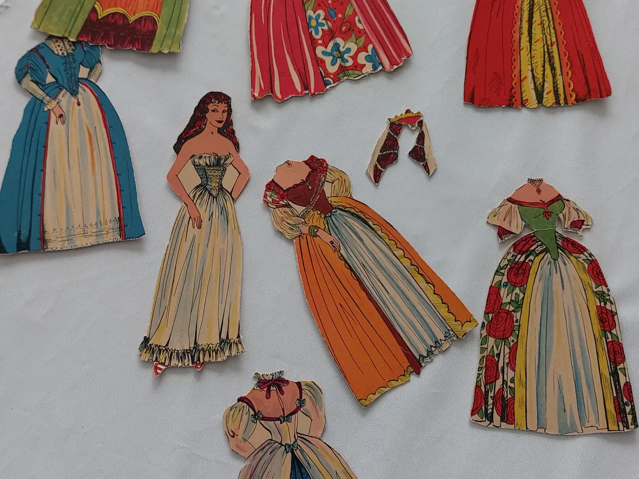 Billede 7 - Gamle påklædningsdukker