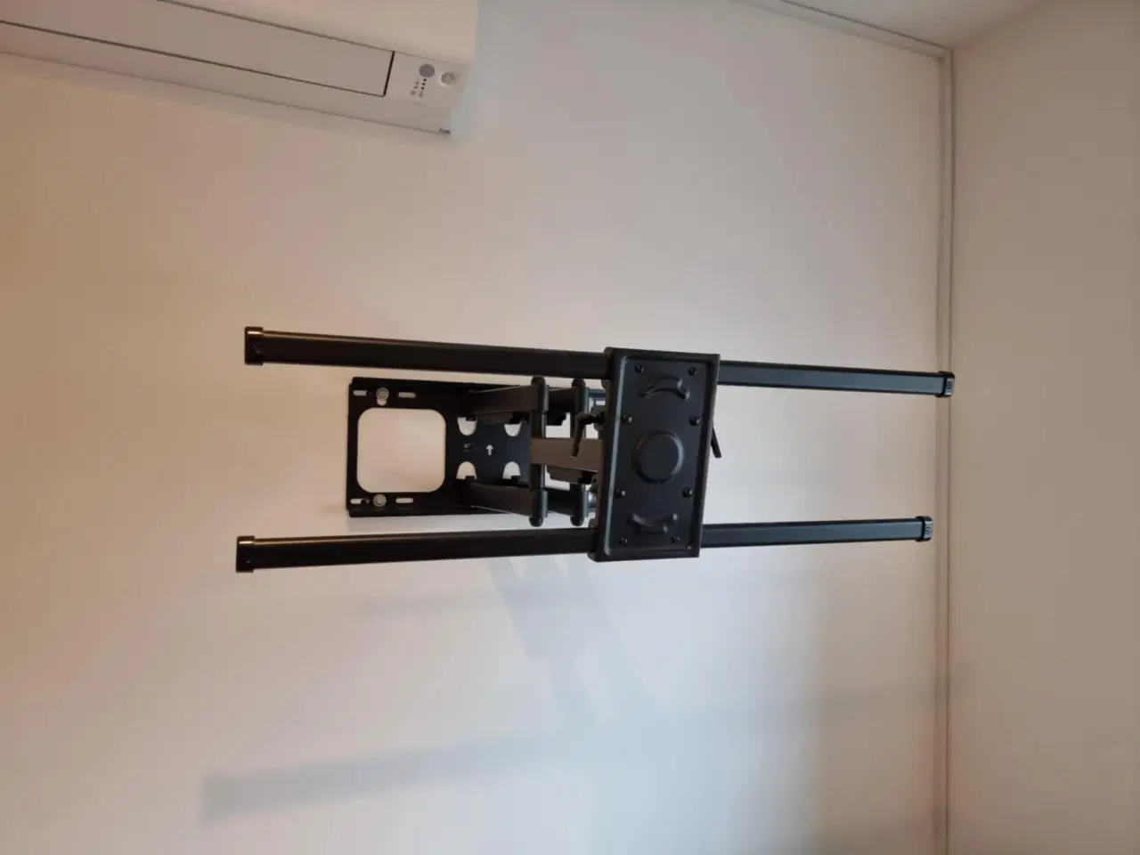 Billede 1 - Kraftigt TV-vægbeslag med lange arme – udtræk, dre
