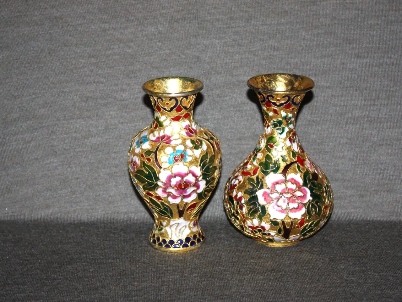 Billede 1 - Cloisonne vase med blomstermotiv højde 13 cm