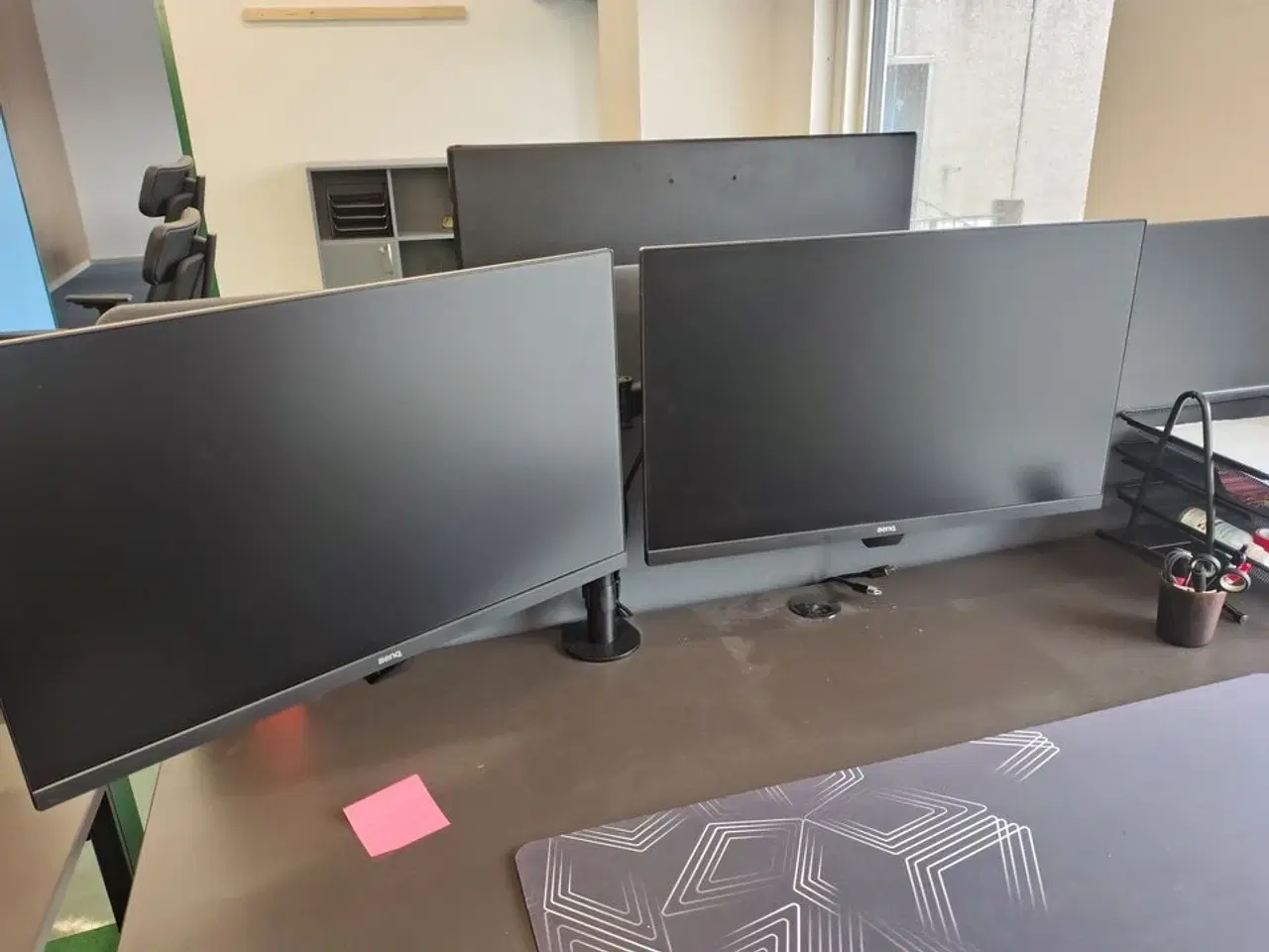 Billede 3 - To Benq skærme på stativ 27"