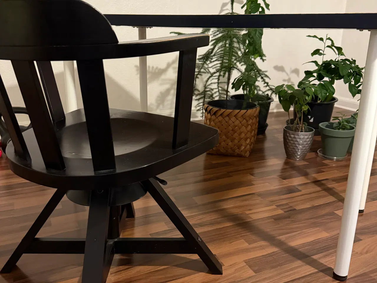 Billede 1 - Skrivebord  med stol