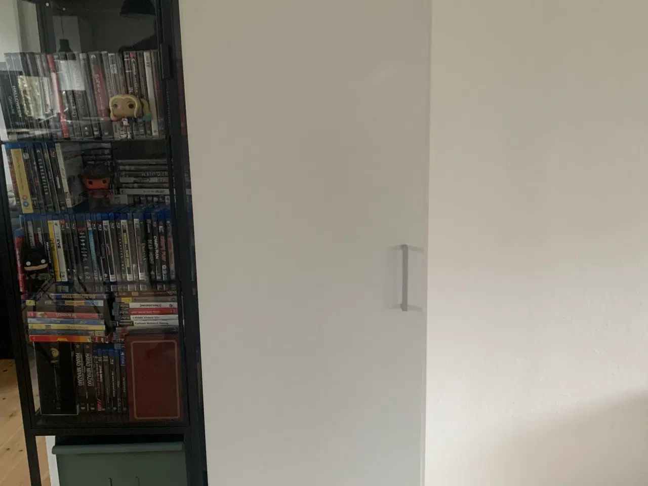 Billede 1 - Skab i hvid