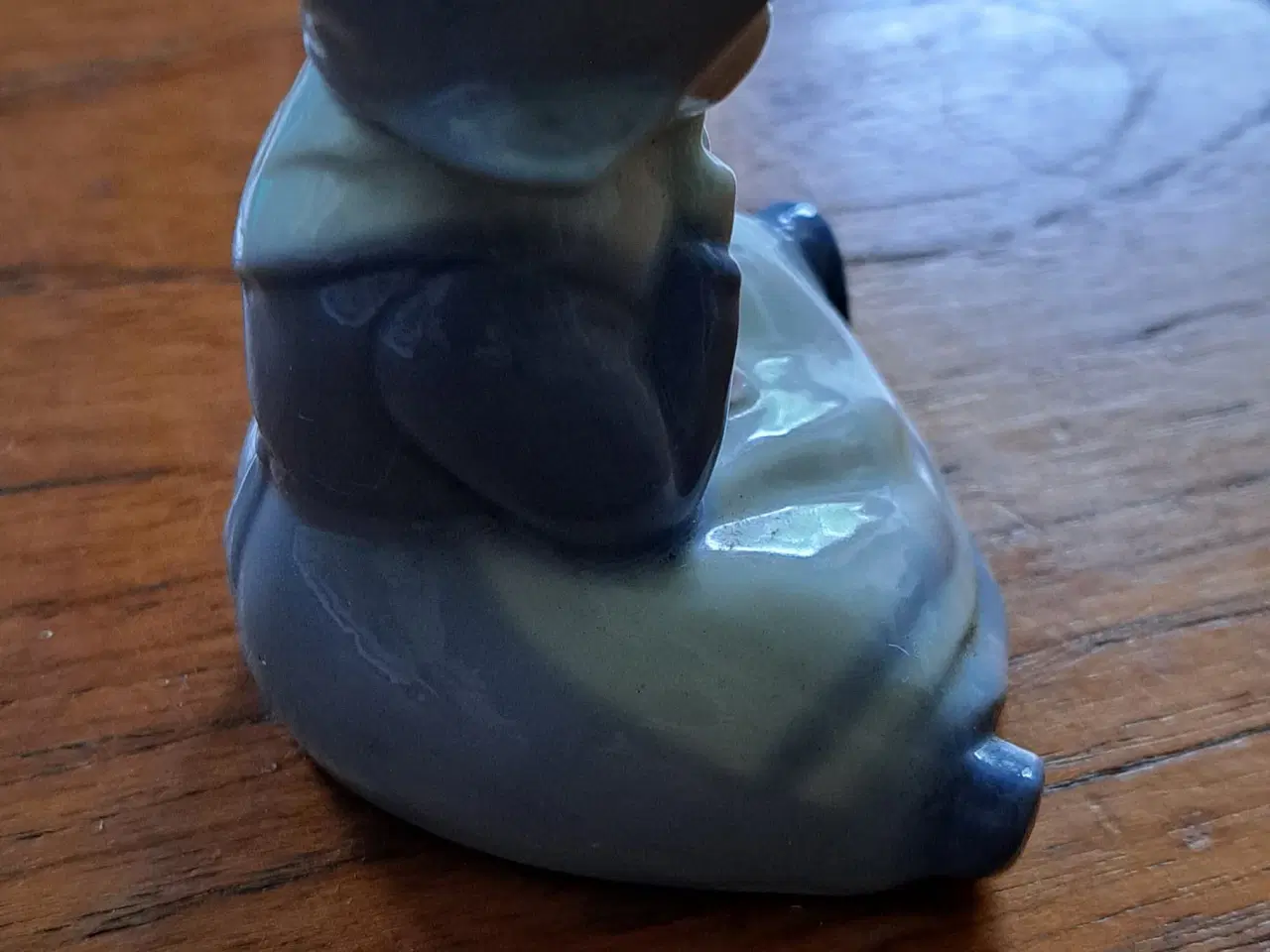 Billede 2 - Siddende pige i porcelæn den er uden mærke,