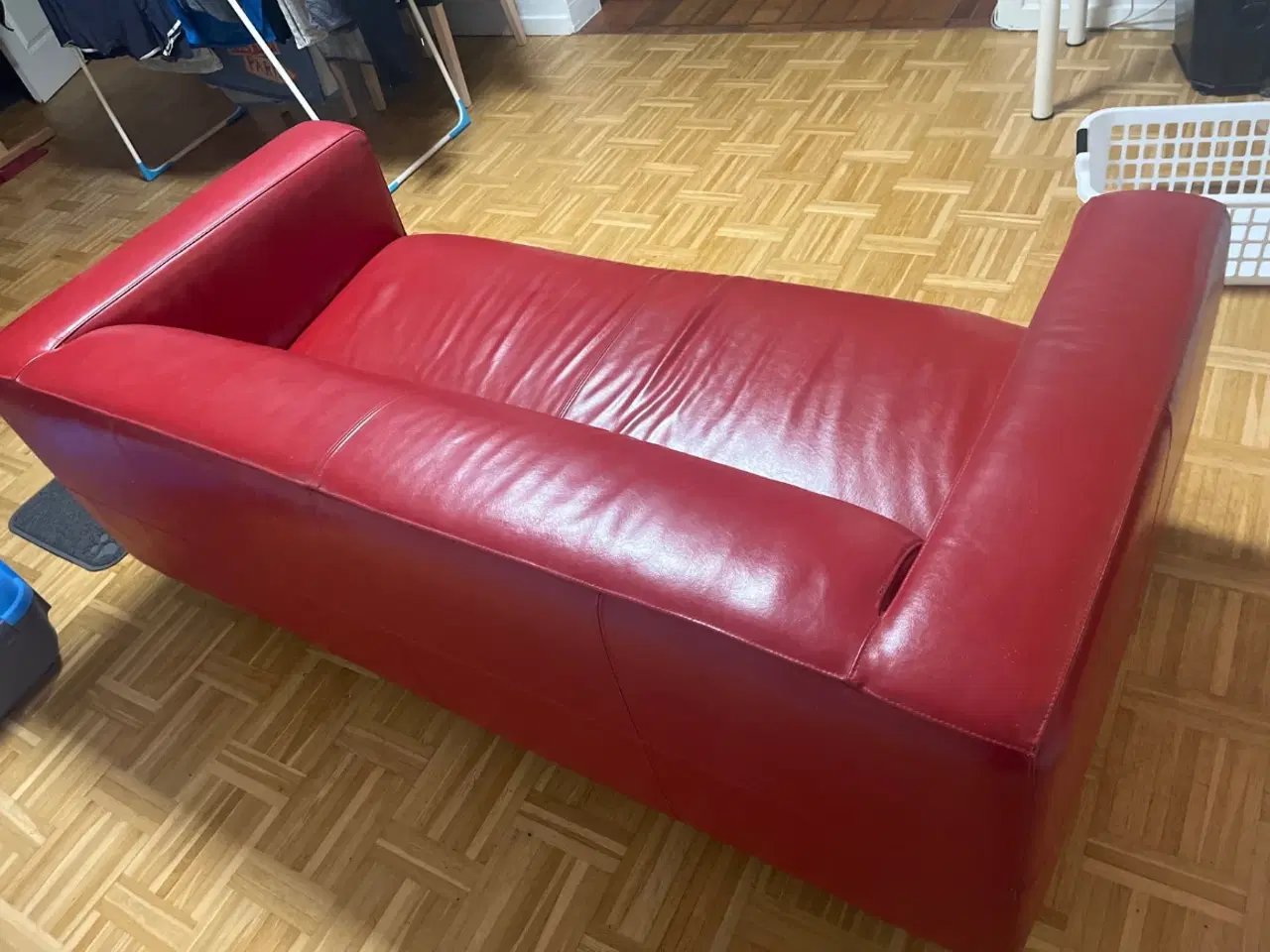 Billede 2 - Ældre rød sofa