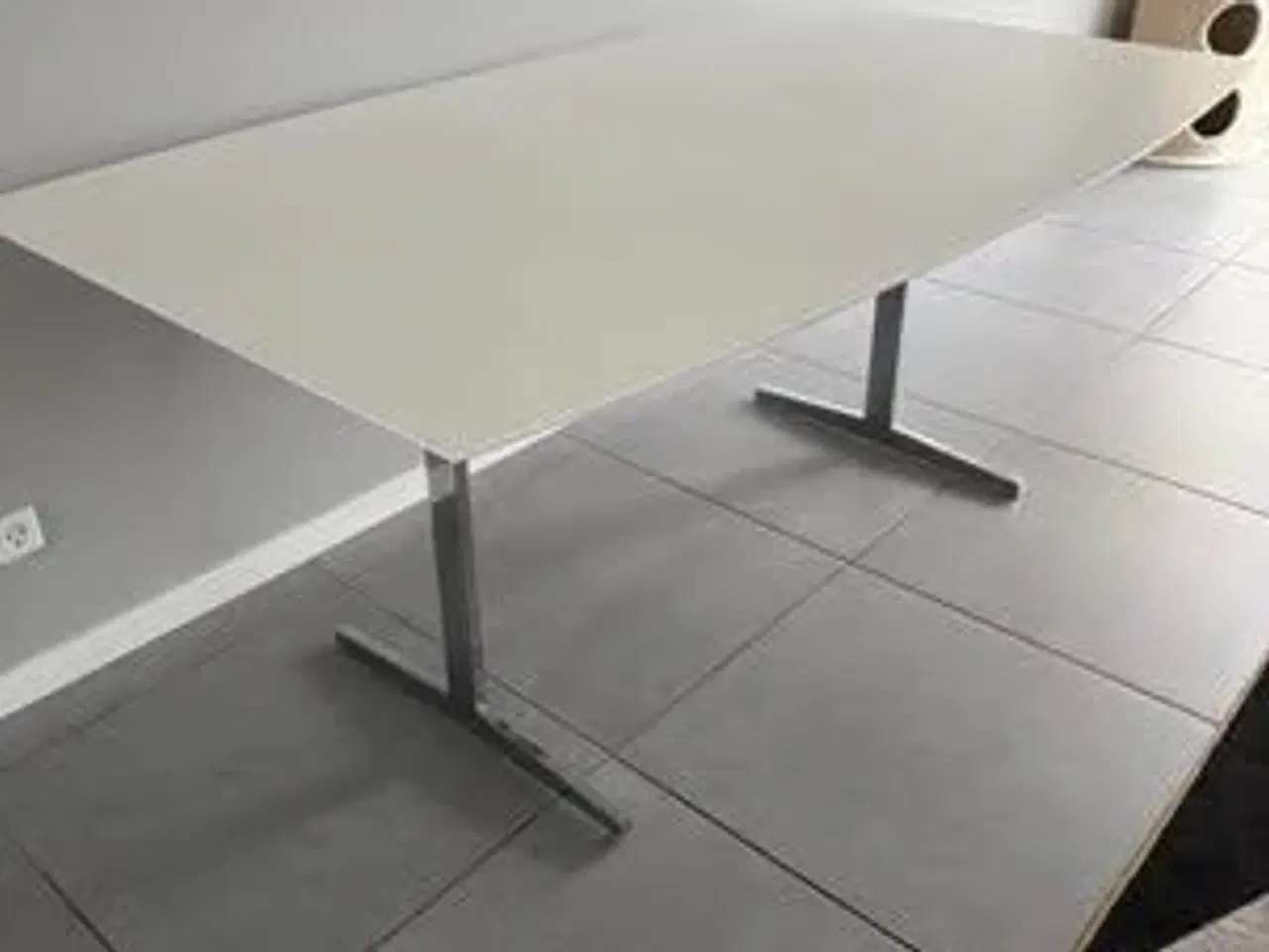 Billede 1 - Flot hvidt spisebord med tillægsplader