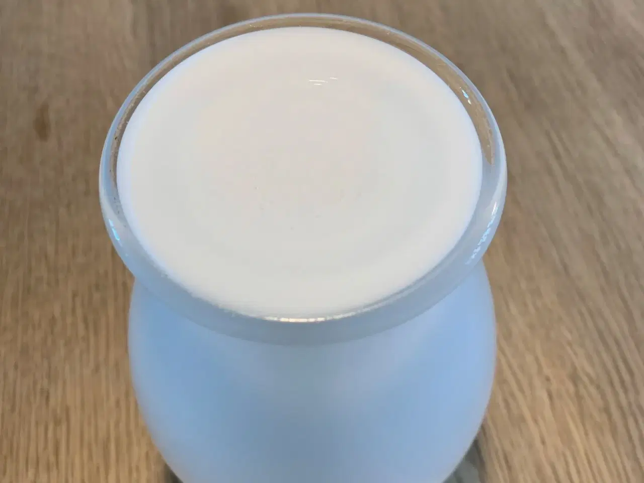 Billede 4 - Hvid opalglas Amfora Holmegaard vase