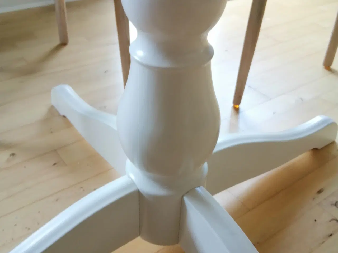 Billede 2 - Rundt hvidt Spisebord M/udtræk