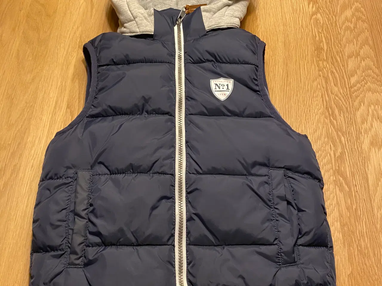 Billede 8 - Nameit vest.   45kr      skjorte HM.  35kr