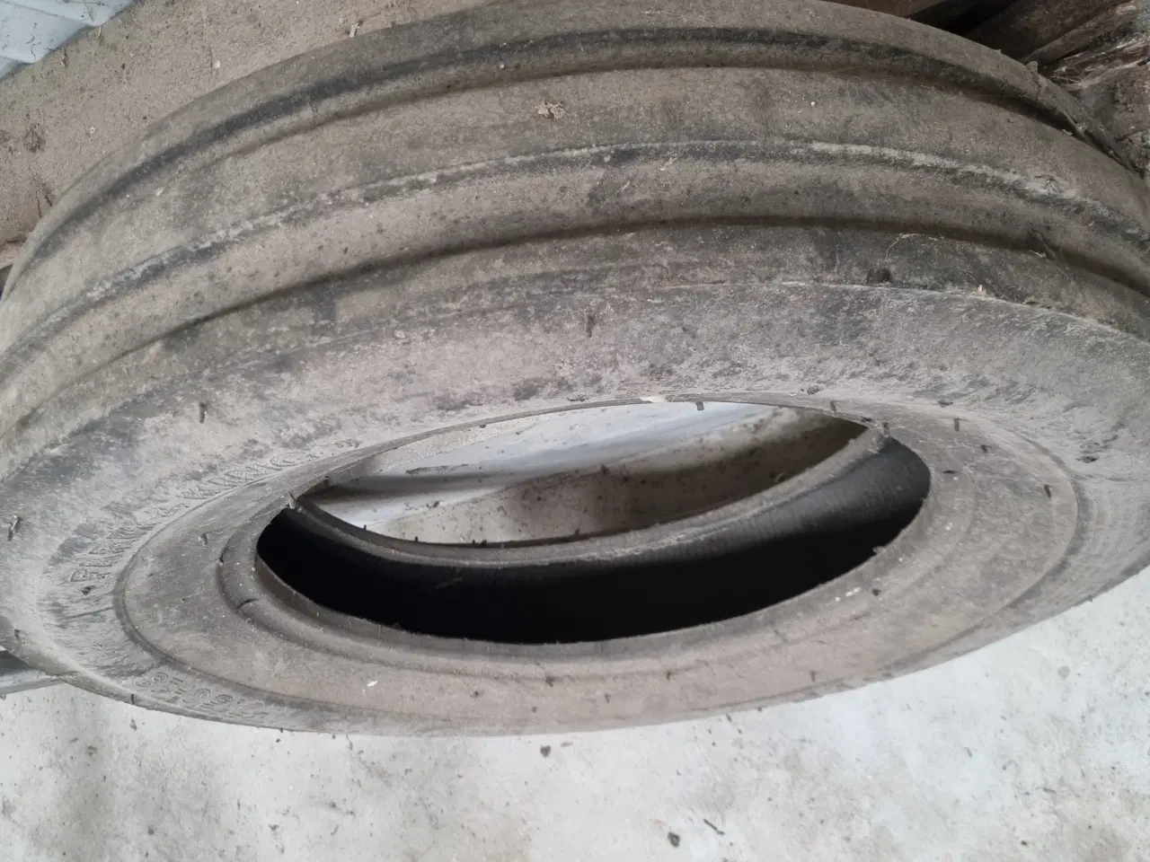 Billede 1 - Dæk til traktor sælges 