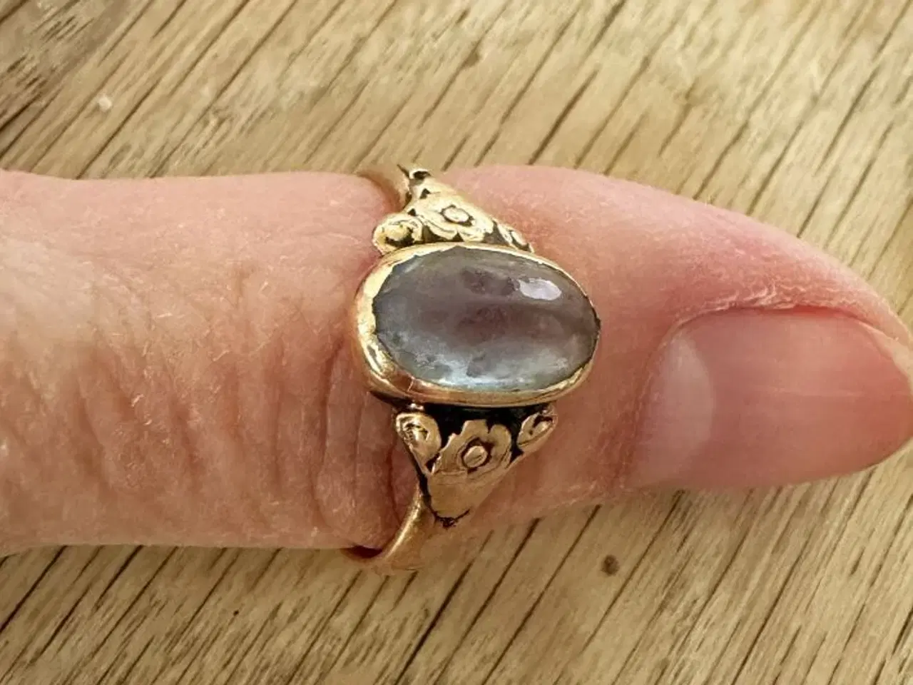 Billede 4 - Guldring i 14 karat med sten