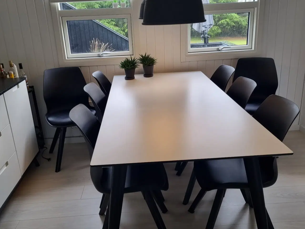 Billede 1 - Hvidt spisebord med 8 stole