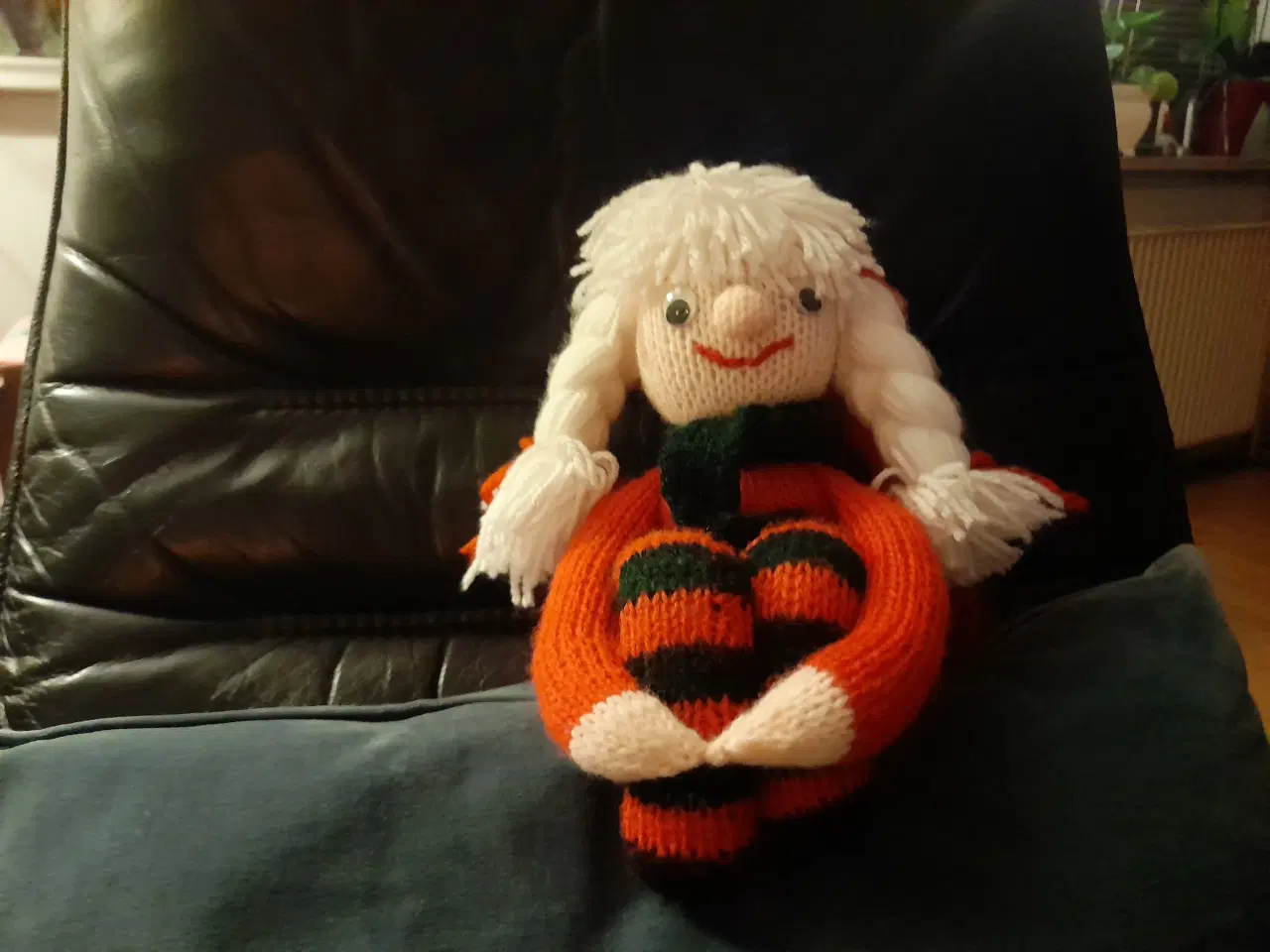 Billede 5 - Sød strikket nissepige.