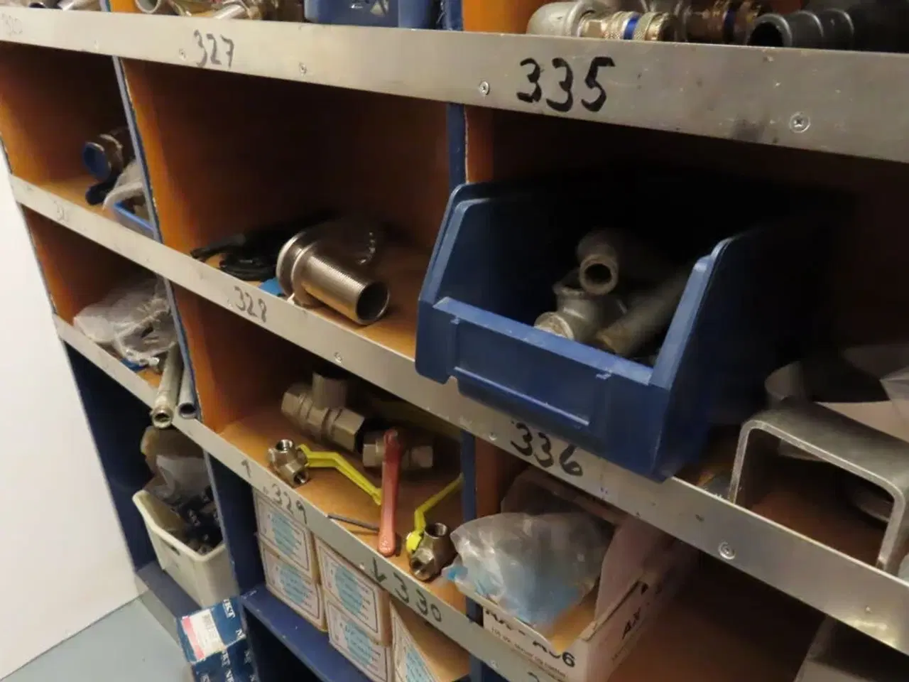 Billede 4 - Reol med indhold af diverse beslag, fittings mv.