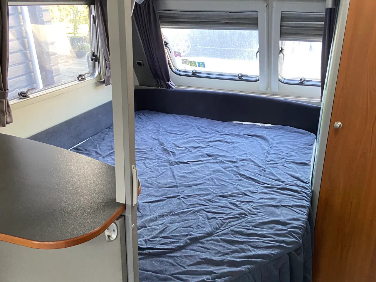 Billede 6 - Helårs  campingvogn med sol på taget og motor ben