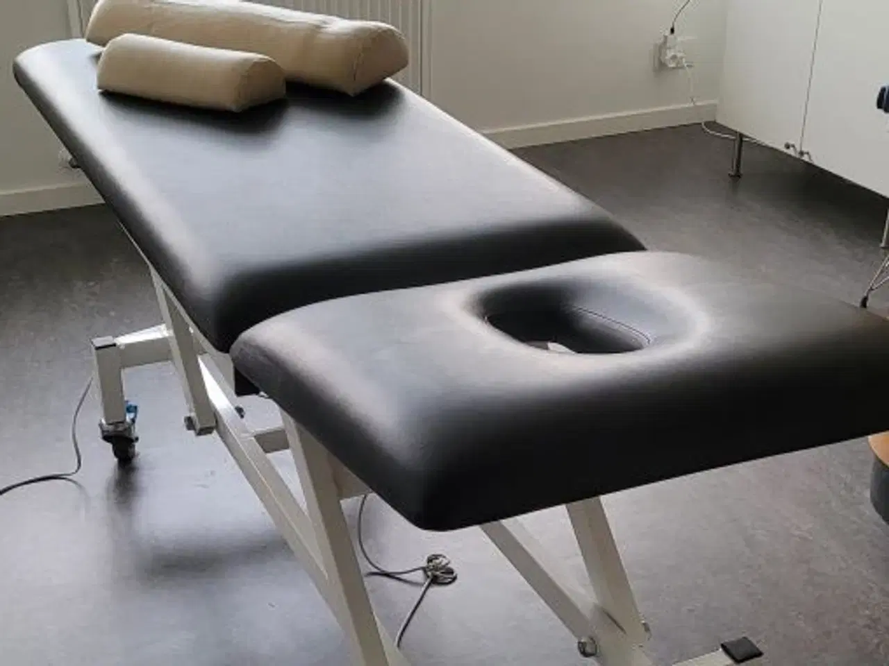 Billede 2 - Grundet kliniklukning sælges. El, Massagebriks. 