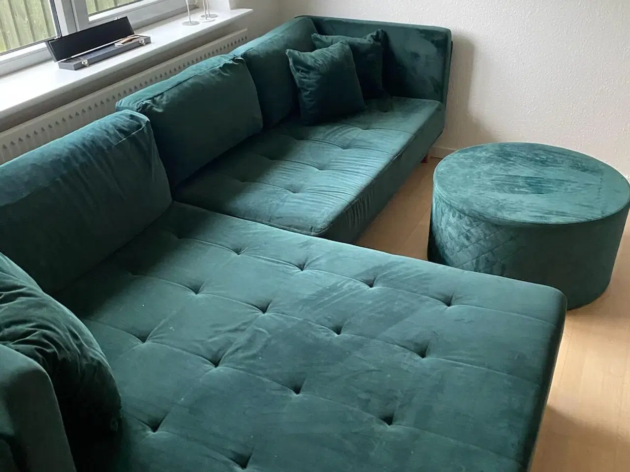 Billede 3 - Grøn velour sofa med chaiselong og puff