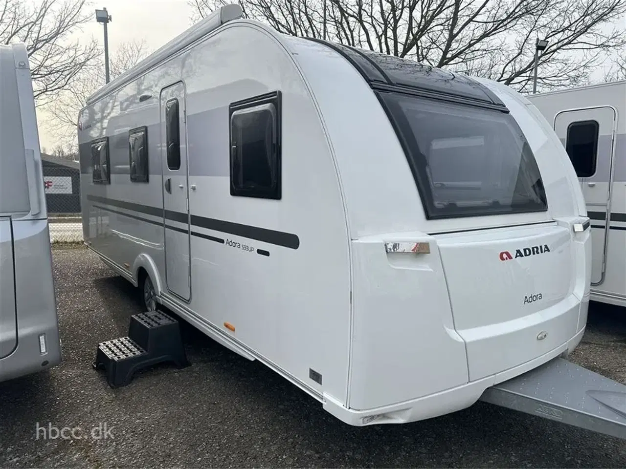 Billede 1 - 2020 - Adria Adora 593 UP ALDE   Adria Adora 593 UP (2020) – Rummelig familievogn med ALDE, mover, markise &amp; lufttelt
