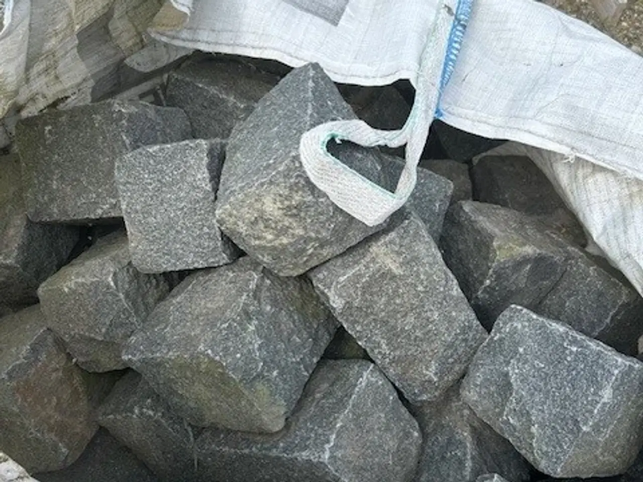 Billede 2 - Brosten sort indisk 12-15x12-15x18-25 cm