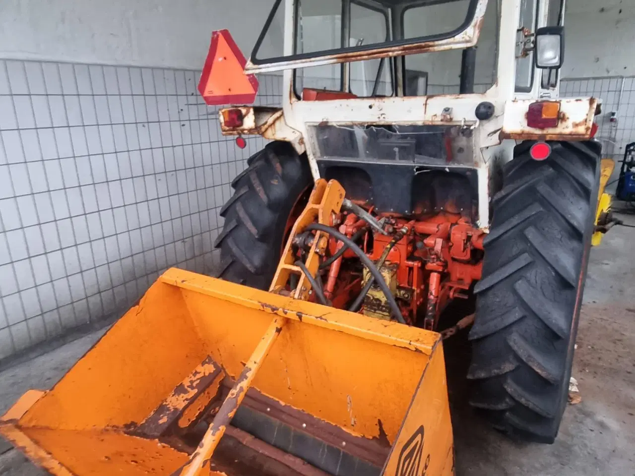 Billede 3 - Traktor med kost og saltspreder