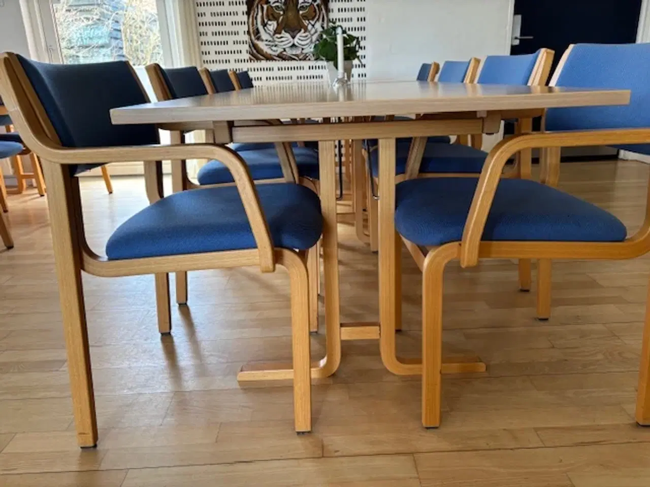 Billede 1 - 28 borde med designerstole i bøg - sælges som sæt