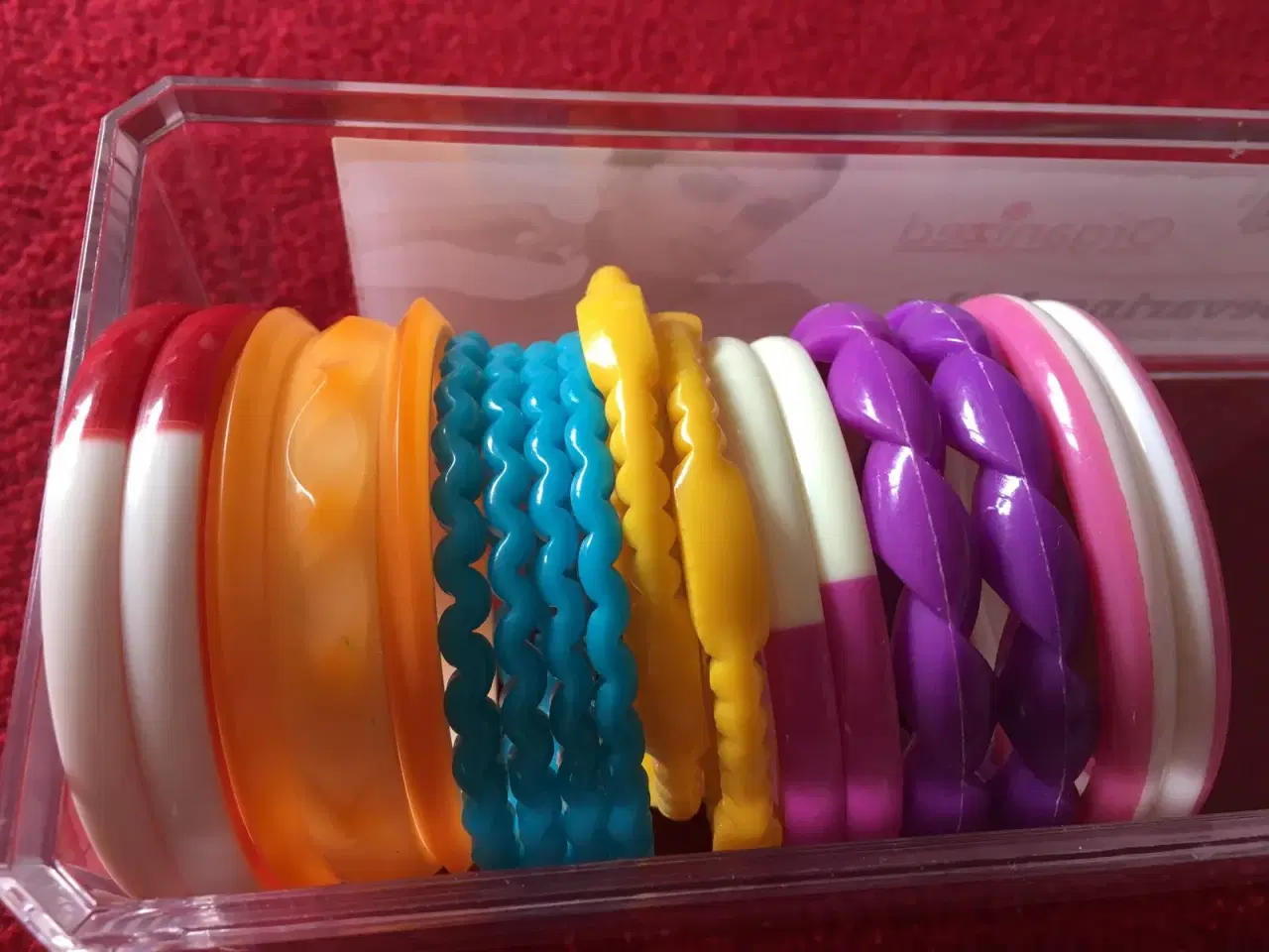 Billede 3 - Diverse armbånd i farverig plast