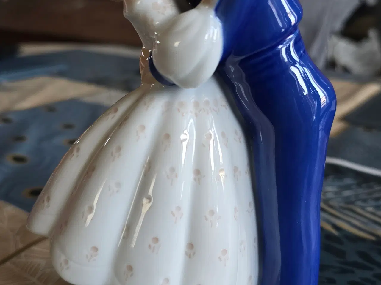 Billede 1 - Porcelænsfigurer af børn med titlen Ungdommelig 