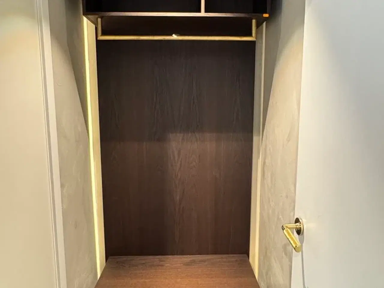 Billede 1 - Boform snedker garderobemøbel i røget eg