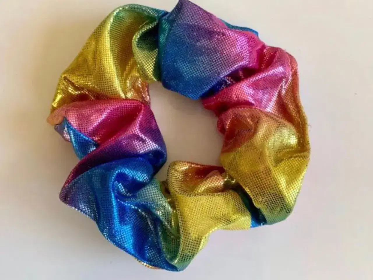 Billede 4 - Scrunchie hårelastik med regnbue effekt 