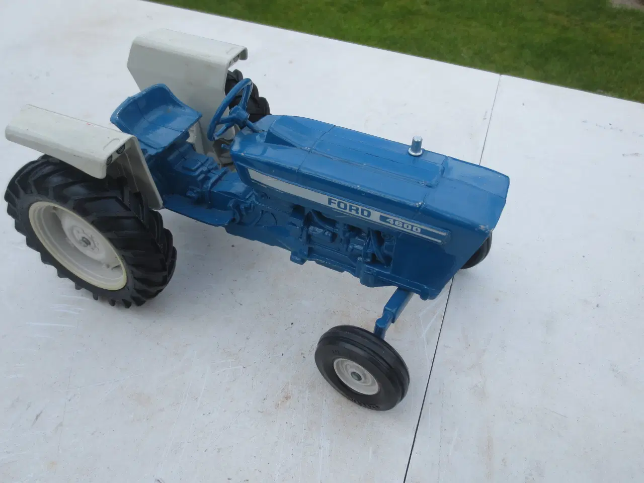 Billede 3 - 1 stk Modeltraktor    Ford 4600 og 4 hjulet vogn  