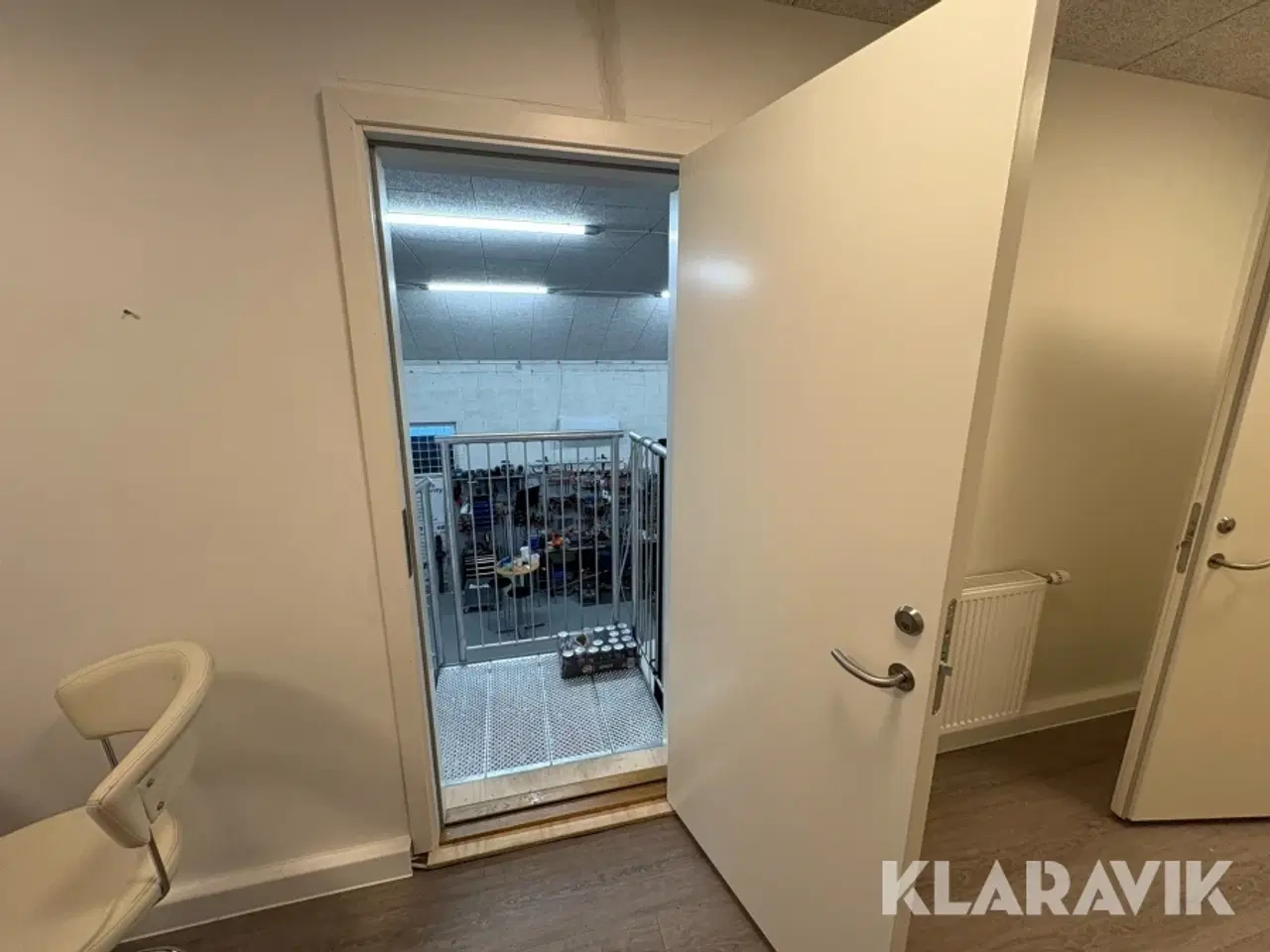 Billede 8 - 3 reoler med 24 kasser