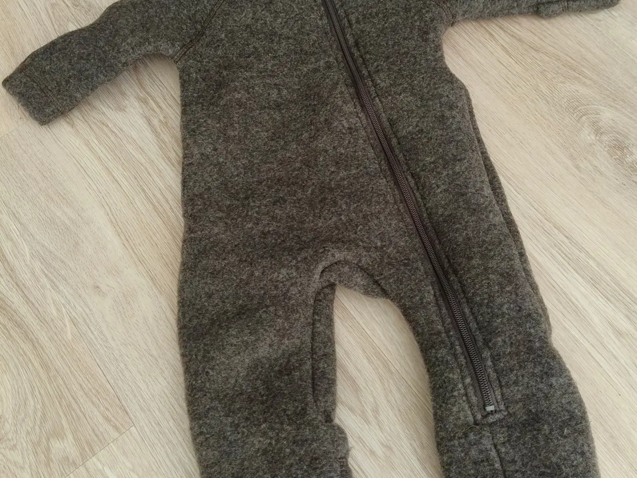 Billede 2 - (nyt) Soft Gallery Merino Ulddragt + Hue i 98/104