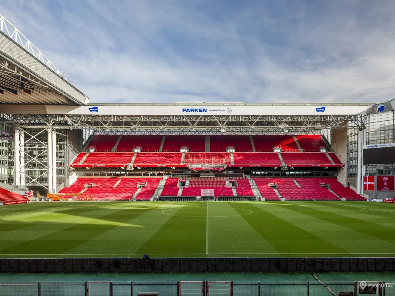 Billede 1 - Med kontor i Parken kan I spille bold med de bedste